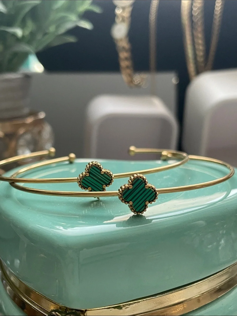 ✨Gold-Tone Green Clover Cuff Bangle Bracelet✨ Preloved (2)